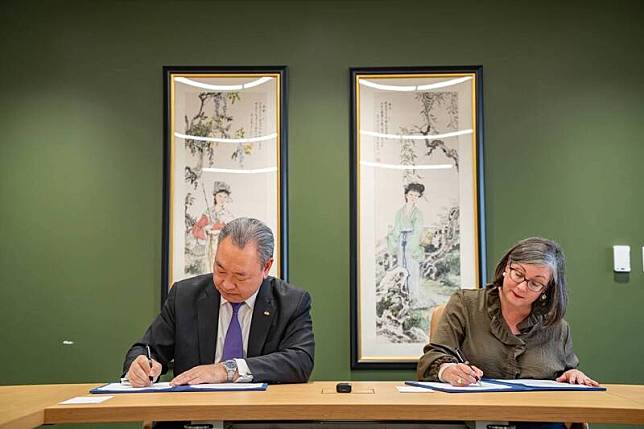 駐美代表俞大㵢(左)與美國在台協會(AIT)執行理事藍鶯(Ingrid Larson)(右)共同簽署「台美加勒比海區域技術合作協議」。(駐美國台北經濟文化代表處提供)