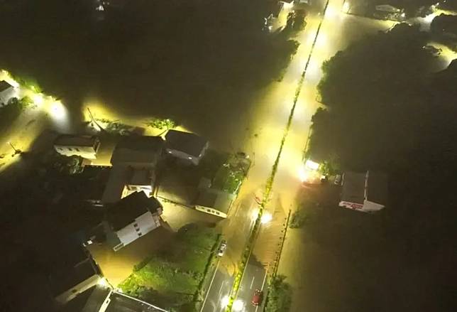 山陀兒颱風挾帶強烈風雨，造成北海岸多處地區積水及道路不通，新北市淡水、金山、萬里等地區大淹水，從曝光的空拍圖可以看到，滾滾黃水淹沒道路及民宅，場景非常驚悚。（圖／翻攝畫面）