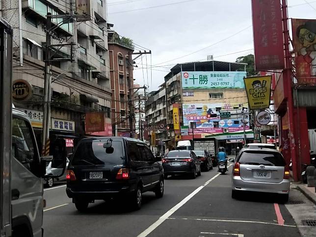 基福公路假日穿越車流常塞車，市府正進行路面及人行道優化。(記者王慕慈攝)