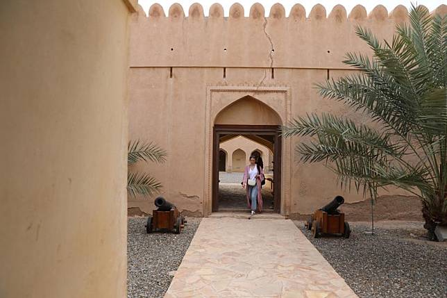 People visit Dibba Castle in the town of Dibba Al-Baya in Oman's Musandam Governorate, Feb. 20, 2025. (Xinhua/Yang Yiran)