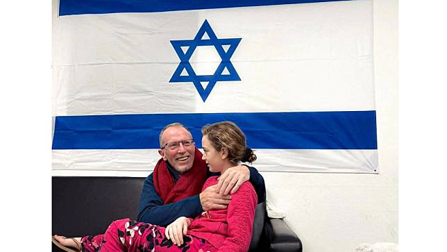 以色列女童艾蜜莉11月25日獲哈瑪斯釋放，26日與多方奔走爭取她獲釋的父親相擁而泣。路透社