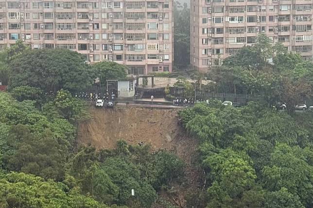 新店涵煙翠社區大門外道路坍方，區公所急派機具前往處理。（民眾提供）