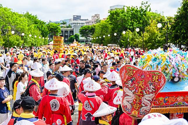 北港、新港、大甲媽祖都到新竹駐駕，隊伍一路上鑼鼓喧天，信徒夾道歡迎。（記者曾芳蘭攝）