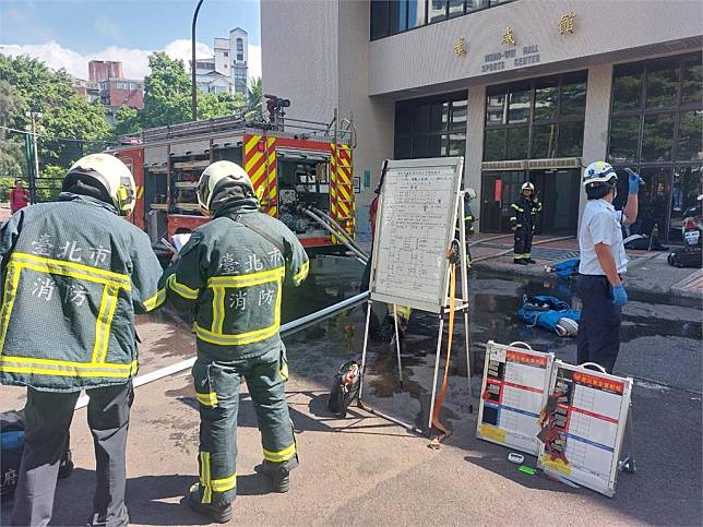 台北市榮民總醫院，今早驚傳地下室機房起火，消防火速趕到現場佈水線搶救。圖／台北市消防局提供