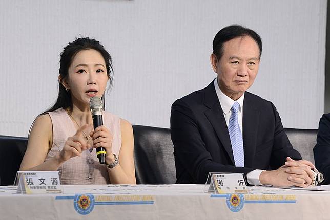 內政部警政署刑事警察局17日召開記者會，藝人謝忻（左）到場分享險些被騙經歷。右為刑事局長周幼偉。（刑事局提供）