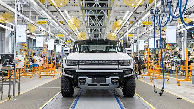 2022-gmc-hummer-ev-pickup-production-at-factory-zero (1)-32ffc496f6.jpeg