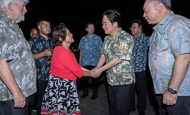 總統賴清德昨夜抵達關島，關島古蕾露伉儷親自接機。（圖片來源／總統府提供）