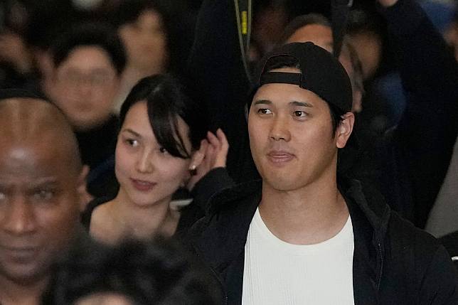 大谷翔平（右）和新婚妻田中真美子15日現身南韓機場。（AP）