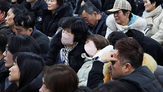 南韓濟州航空一架載有181人航班，今天（12/29）上午在務安機場降落時失事，恐179人罹難，焦急的乘客家屬在務安機場等到的都是壞消息，悲從中來。路透社