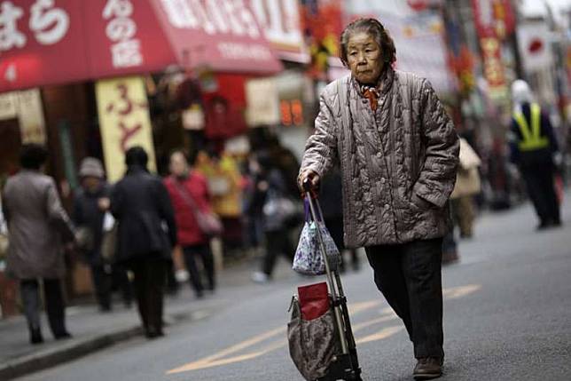 日本人口日益老化，包括下流老人、孤獨死、繭居啃老等問題也逐漸受到各界重視。（美聯社）