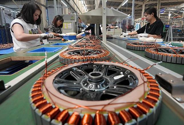 Staff members work at a workshop of an electric bicycle company in Lutai Economic Development Zone of Tangshan City, north China's Hebei Province. (Xinhua/Yang Shiyao)