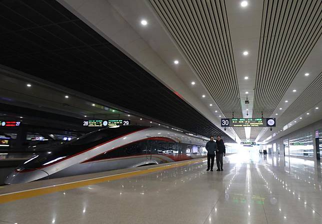 A bullet train from Huzhou arrives at Shanghai Hongqiao Railway Station in east China's Shanghai, Dec. 26, 2024. (Xinhua/Fang Zhe)