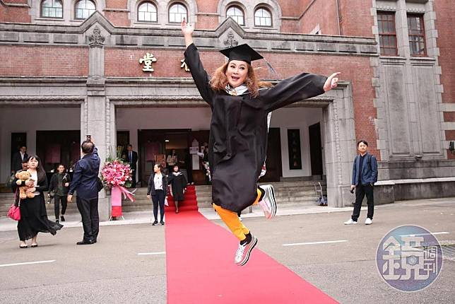 陳亞蘭今參加畢業典禮，開心到跳起來。