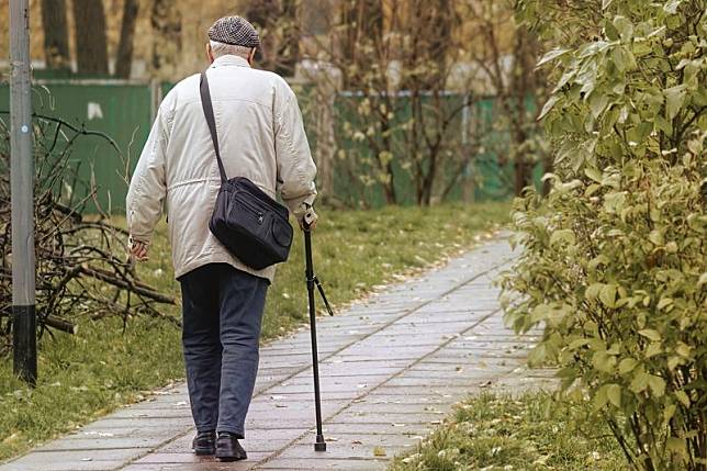 醫生提醒老人走路如果出現拖曳、晃動、跛行或小碎步等症狀，可能是失智症的早期警訊。（示意圖，pixabay）