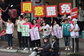 前TaiwanPlus高階主管英籍新聞人艾永青批評台灣公共討論被極端動員取代，家人受波及成壓力，決定返英不再回台。（資料照片／陳愷巨攝）