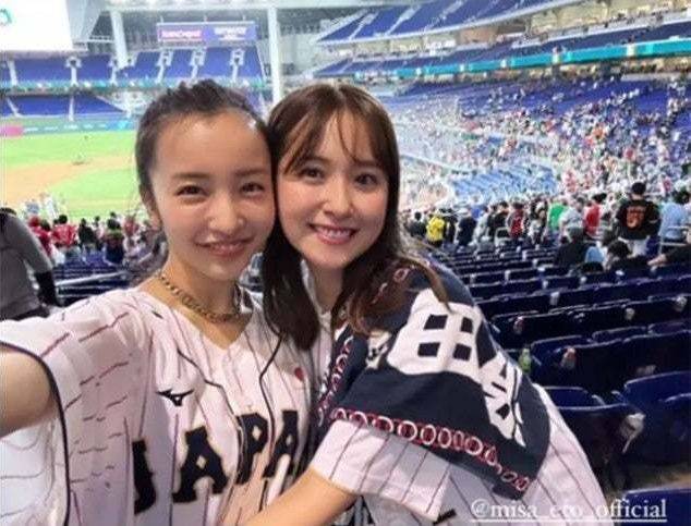 「AKB48」前成員板野友美（左）、「乃木坂46」前成員衛藤美彩一起在美國應援老公出戰世界棒球經典賽。翻攝板野友美IG