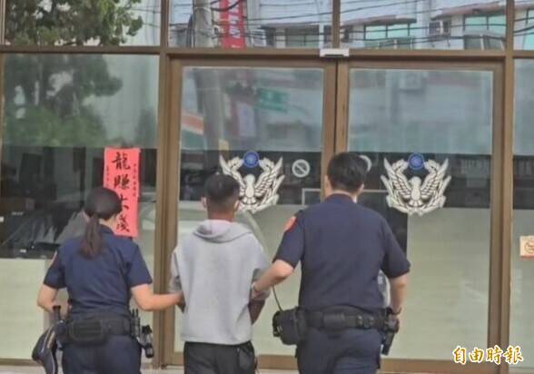 劉嫌(中)被清水警方移送偵辦。(記者張軒哲攝)