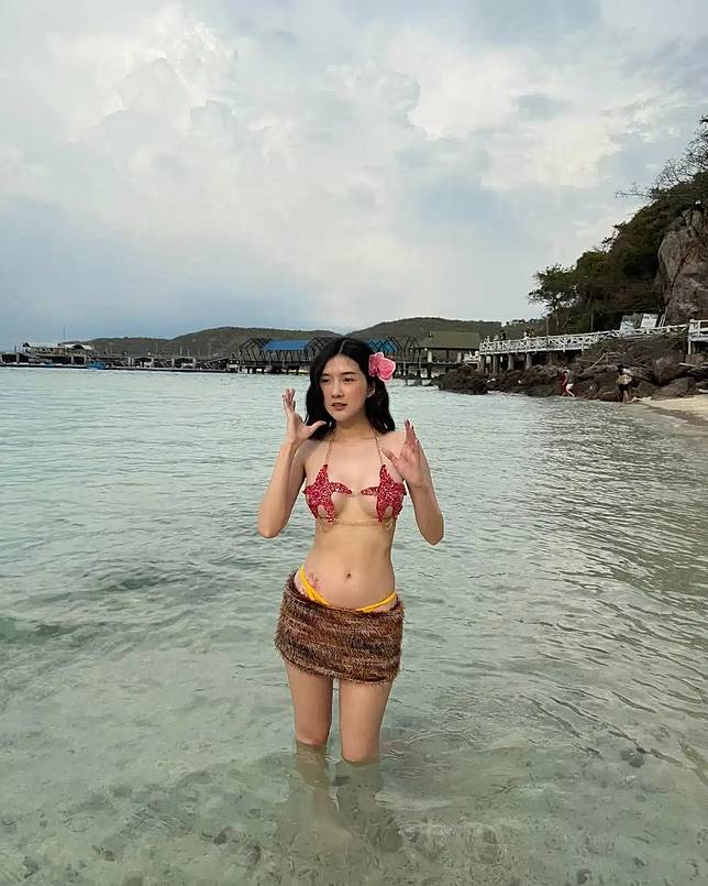 เบียร์ เดอะวอยซ์ สวมชุดว่ายน้ำตัวจิ๋วเที่ยวเกาะล้าน