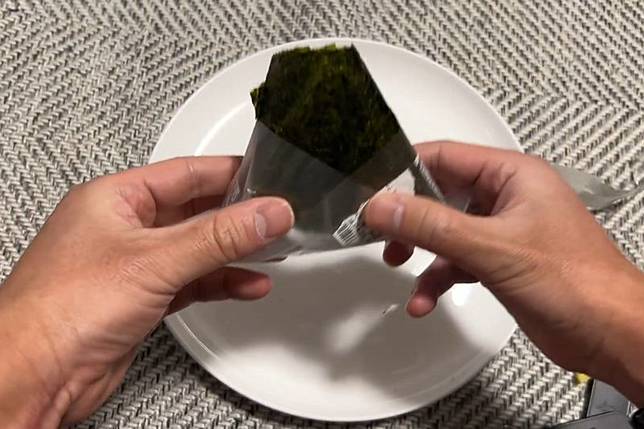 網友影片中的飯糰拆法，可以吃到完都不會沾到手，非常衛生。圖／X@ dydt_Nao