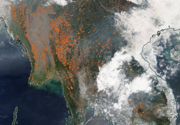 鄭明典於臉書po文，並附上一張「中南半島火點」照片，點出緬甸、印度地區近期正進行「火耕」。（翻攝自鄭明典臉書）