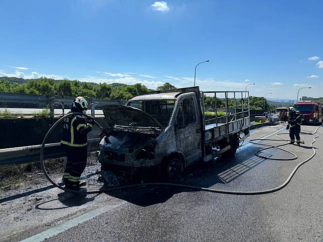 黃男發現車輛有異狀，趕緊停靠外側路肩，車輛隨後就起火燃燒。圖：讀者提供