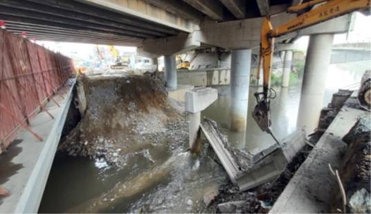 台南市三爺溪萬代橋工程已打開瓶頸段，增加通水斷面積約六十五點四趴，預計明年完工。（台南市府提供）