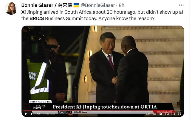 南排總統拉馬佛沙（右起）21日晚間親自接機到訪的中國領導人習近平，但金磚五國峰會不見習公開露面，美國智庫高級顧問葛來儀在推特公開直問原因。 圖：翻攝自葛來儀推特