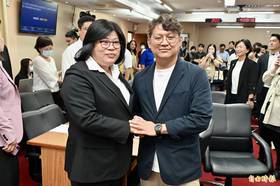 立法院內政委員會，推舉王美惠(左)、黃建賓(右)出任召委。(記者叢昌瑾攝)