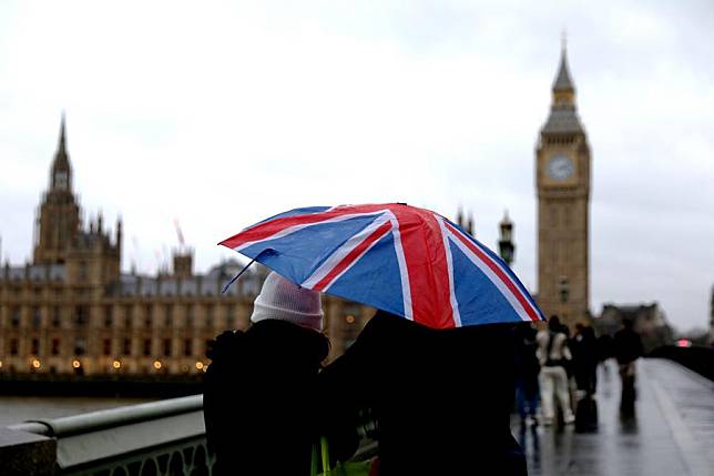 People walk on the Westminster Bridge in London, Britain, on Dec. 8, 2024. (Xinhua/Li Ying)