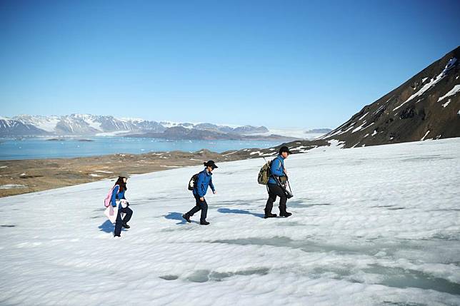 Members of the Chinese Arctic expedition team walk on the Austre Lovenbreen glacier for sampling in Svalbard, Norway, June 22, 2024. (Xinhua/Zhao Dingzhe)