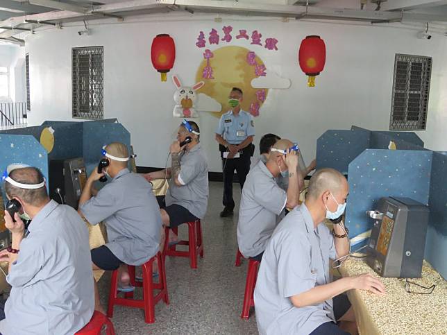 中秋節前夕，台南第二監獄舉辦收容人電話懇親。（南二監提供）