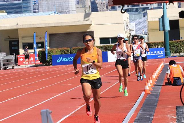 Christy Yiu wins the 5,000m at the Hong Kong Series 4 at Wan Chai Sports Ground. Photos: Chan Kin-wa