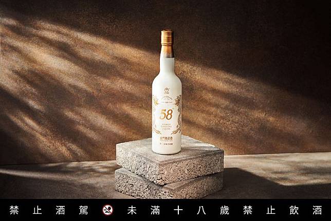 圖4. 58白金龍「源酒」以精細的噴瓷燙金技術打造精品質感，細膩的經典雙龍圖騰襯托源酒珍稀感