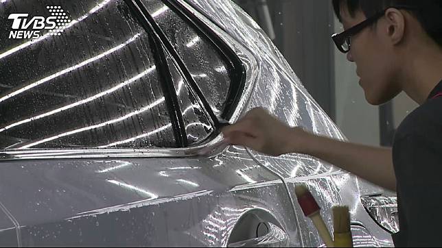 為保持車漆亮麗，許多車主洗車後會選擇做鍍膜或是打蠟。(圖片來源/ TVBS)