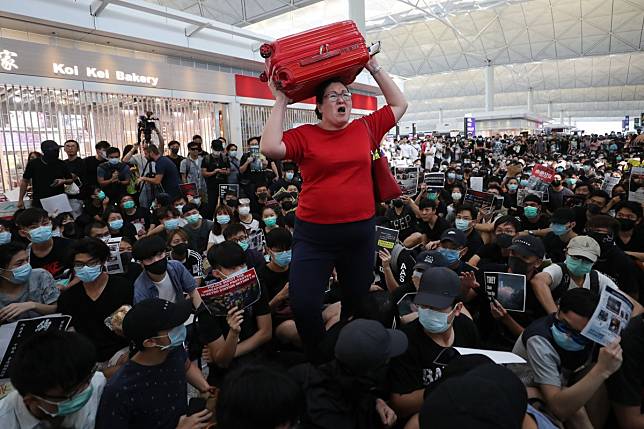 A traveller loses patience with protesters at Hong Kong airport, who occupied the site in August. Photo: Sam Tsang