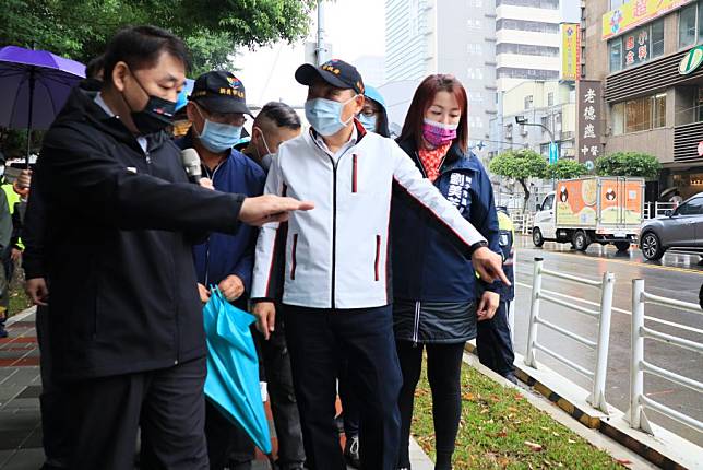 新北市長侯友宜今日前往視察施工中的「文化路、北門街、西門街人行時空廊道改造工程」，並由養工處長馮兆麟(左)說明人行道旁植栽規劃。（新北市工務局提供）