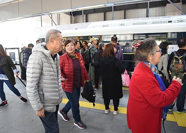 澳門輕軌首日通車便發生列車故障，乘客要在蓮花口岸站落車。