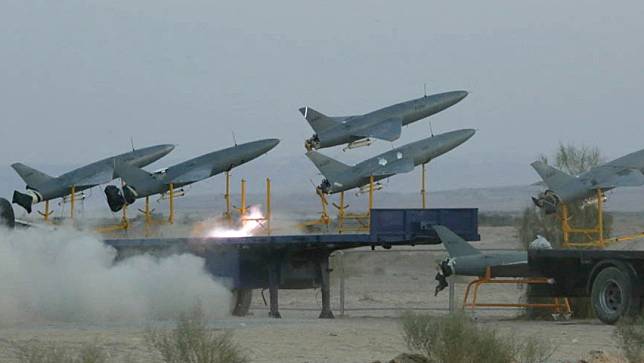 伊朗軍方2023年10月4日公布演練發射無人機畫面。路透社