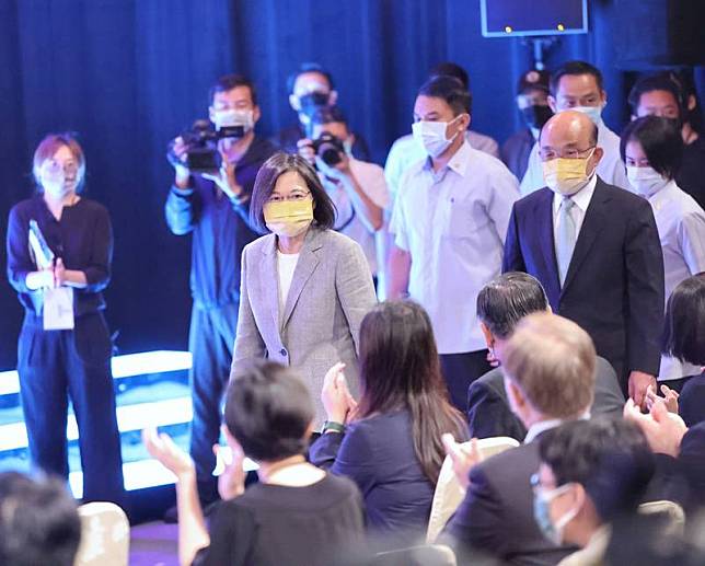 總統蔡英文（前左）、行政院長蘇貞昌（前右）3日上午到公共電視台出席TaiwanPlus電視頻道開播記者會，一同步入會場。 中央社記者王飛華攝 111年10月3日  
