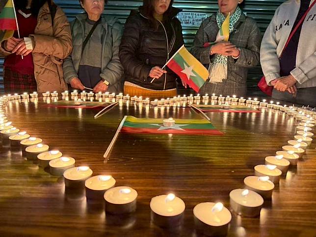 中華民國緬甸歸僑協會29日晚間在新北市中和區「緬甸街」舉辦點燈祈福活動，現場點亮燭光排成愛心形狀，為緬甸瓦城災民送上希望，並為逝去的親友祈願安息。（中華民國緬甸歸僑協會提供）中央社記者黃旭昇新北市傳真114年3月29日