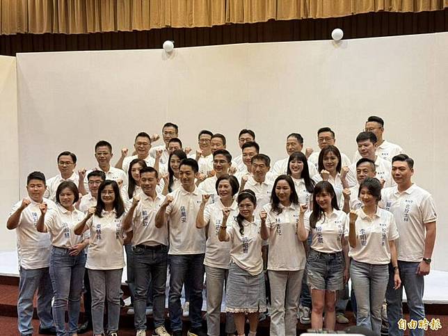 蔣萬安今與小雞們拍形象照。(記者甘孟霖攝)