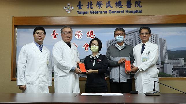 病友陳女士（中）陳先生（右２）與肺腫瘤團隊合影。北榮提供