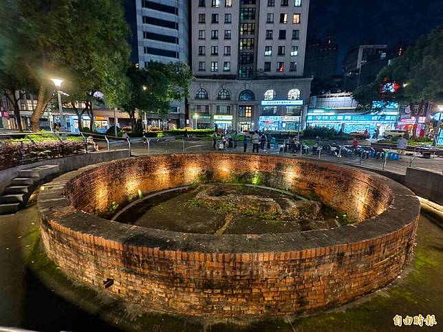 記者實地拍攝，建成圓環公園樹根周圍隨處可見疑似老鼠挖的洞。(記者王藝菘攝)