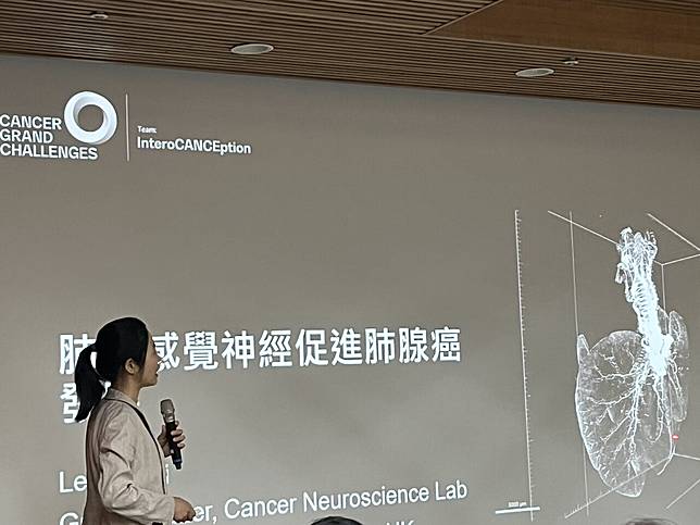 台大醫學系客座教授、現任英國弗朗西斯．克里克研究院（The Francis Crick Institute）李力恩博士說明發表於國際頂尖期刊「Cell」的研究報告，為肺癌治療開啟全新方向。記者廖靜清／攝影