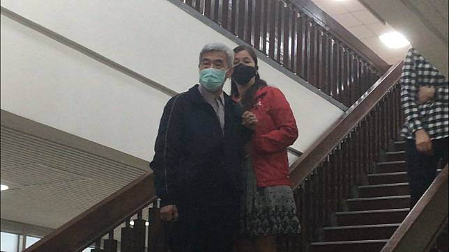 快樂瑪麗安南海校區負責人林漢凌（紅衣者）今到法院開庭，見媒體拍攝躲在律師身後。記者林孟潔／攝影