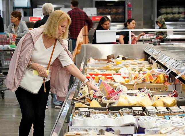 Customers select goods at a supermarket in Foster City, California, the United States, April 10, 2024. (Photo by Li Jianguo/Xinhua)