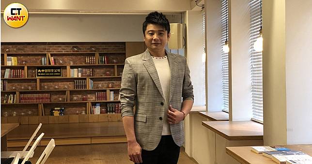 蔡佳麟情牽妻子26年　《大時代》痴戀秋月戲外老婆也扮「她」