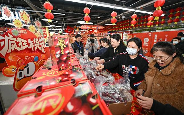 Customers select newly arrived Chilean cherries at a supermarket in Tianjin, north China, Dec. 26, 2024. (Xinhua/Sun Fanyue)