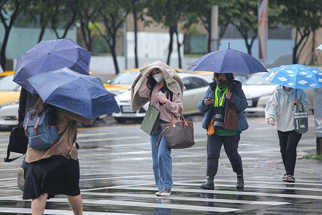 ▲天氣配圖、寒流配圖、下雨、冷氣團、天氣、街景、冬天。（圖／記者葉政勳攝）