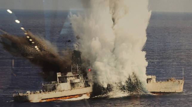 海軍劍龍級潛艦發射重型魚雷擊沉靶艦。(資料照，翻攝自海軍隊史館)